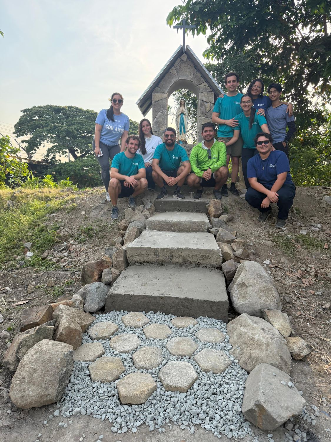 El equipo misionero frente a la gruta de Nuestra Señora del Rosario recién terminada