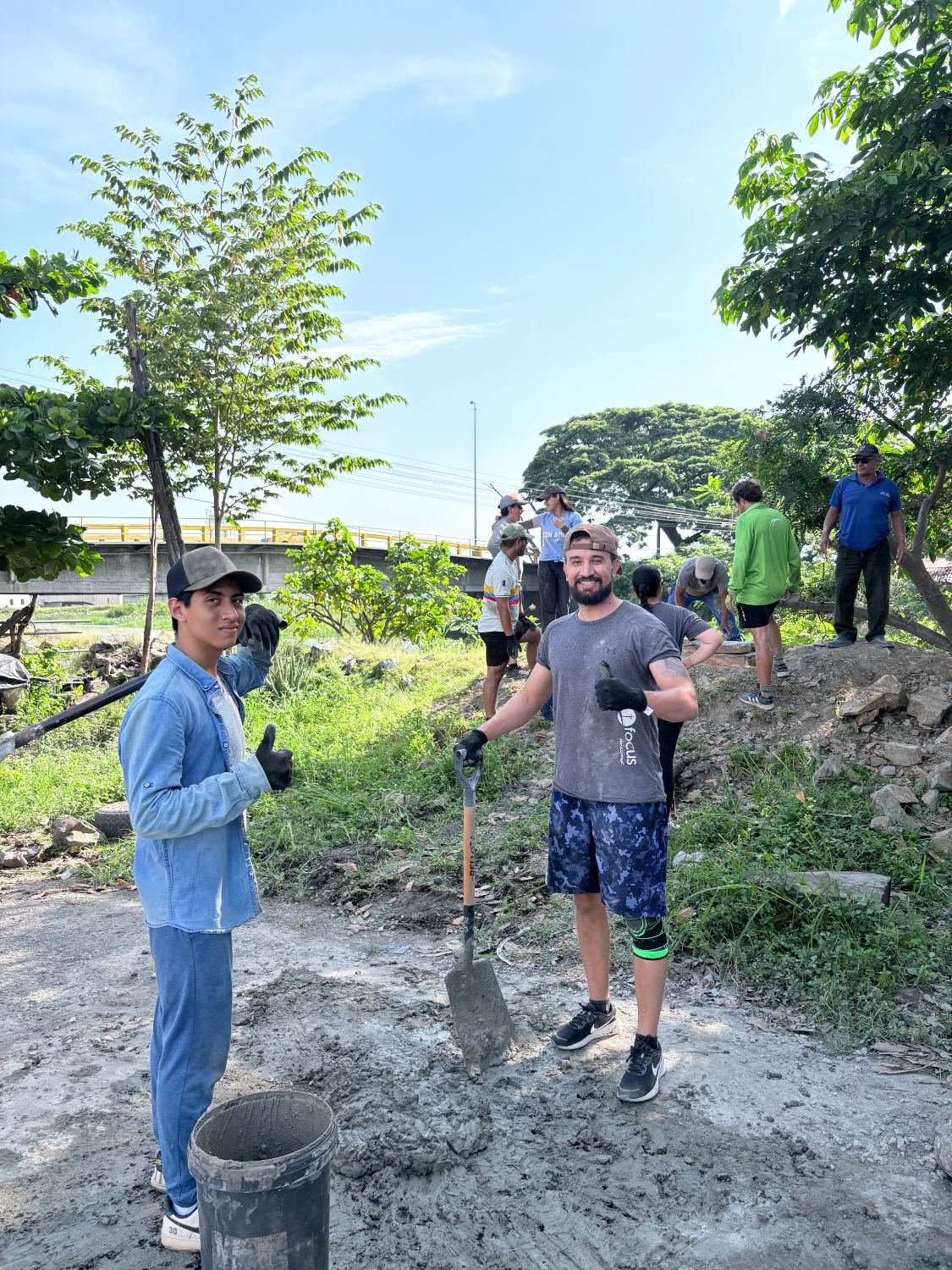 Misioneros y vecinos trabajando en la construcción de la gruta
