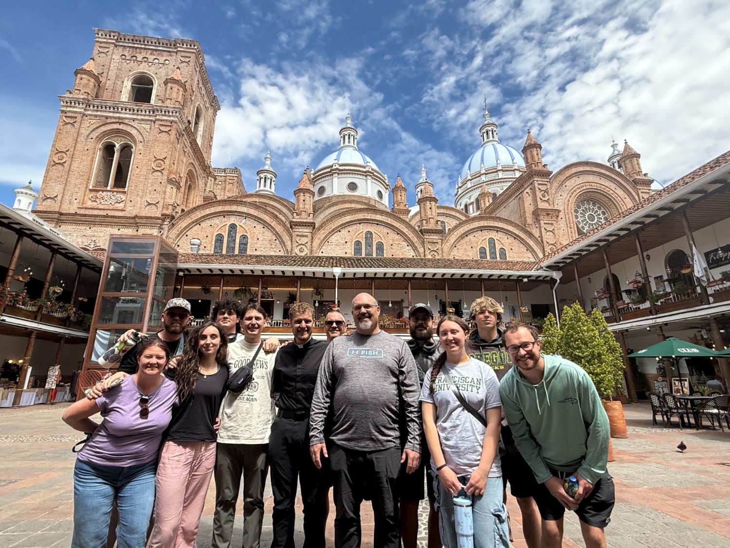 El grupo misionero de la parroquia frente a la catedral de Cuenca