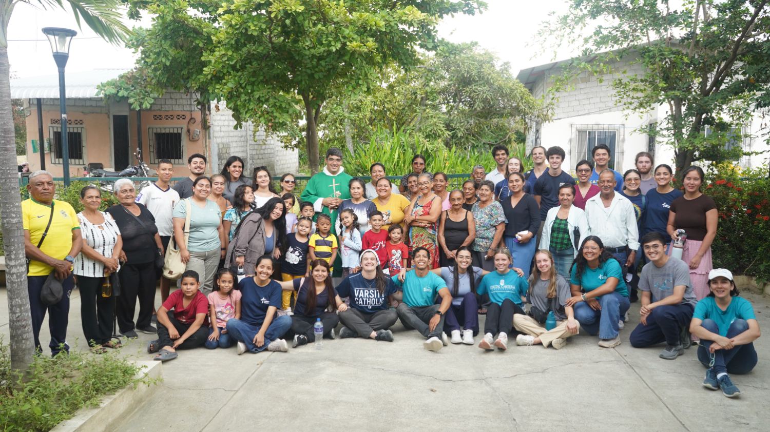 Misioneros, médicos voluntarios y la comunidad reunidos al final de la brigada