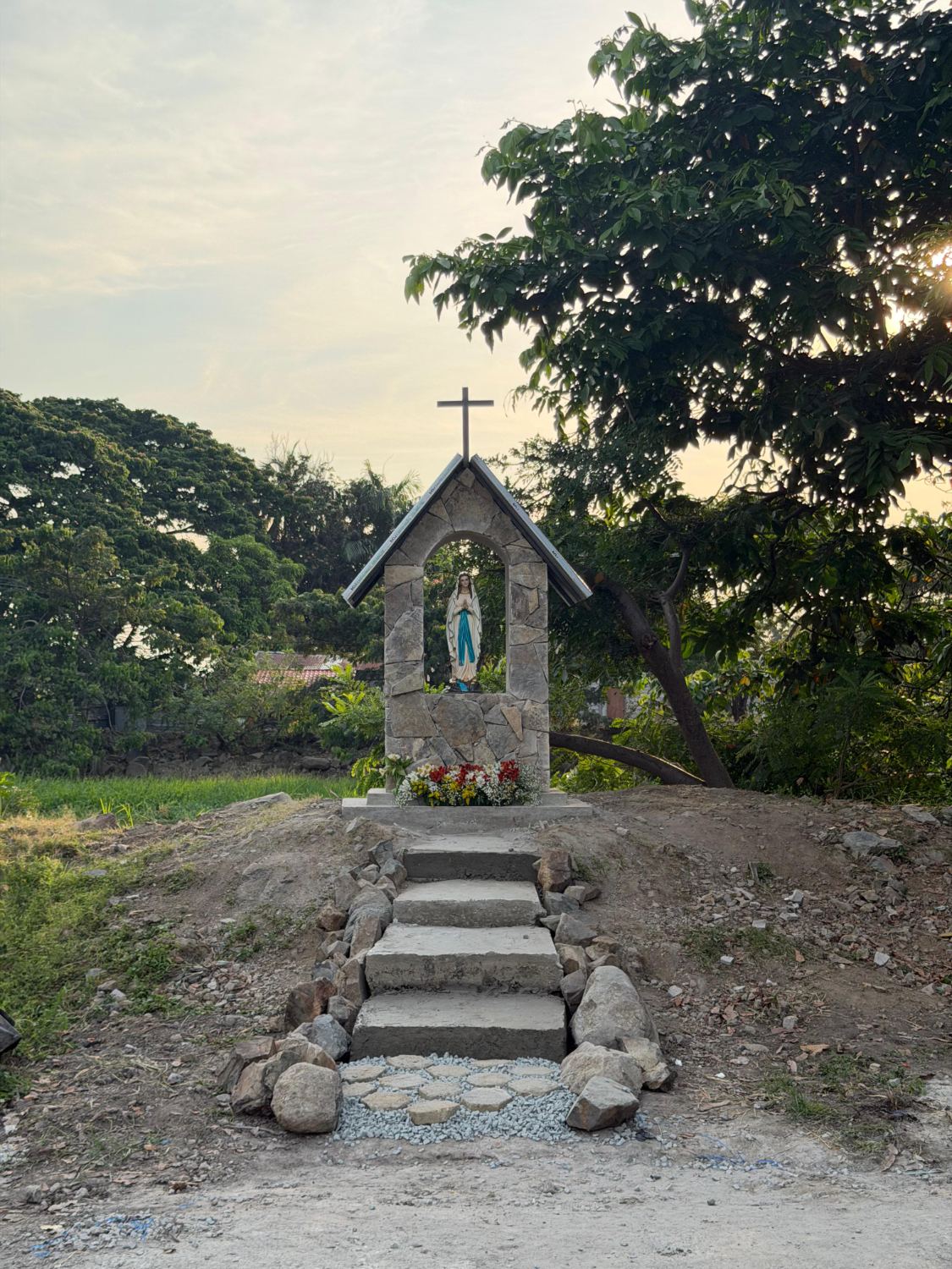 La gruta de Nuestra Señora del Rosario al atardecer