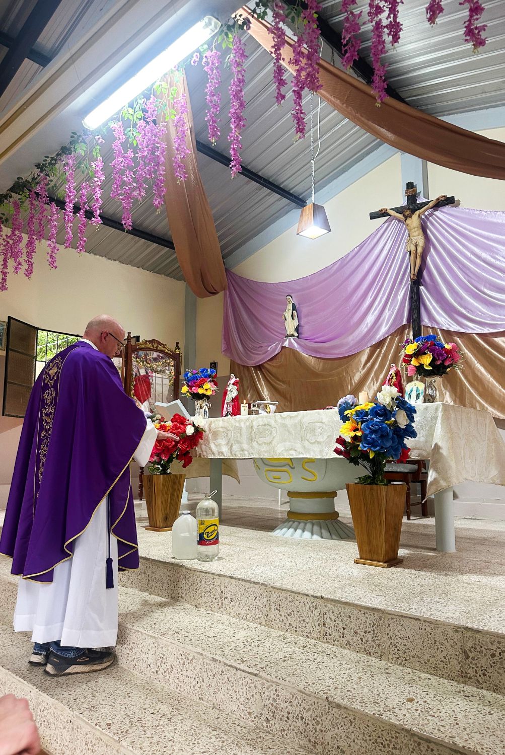 El sacerdote preparando el altar para la misa en la capilla de Aguas Verdes