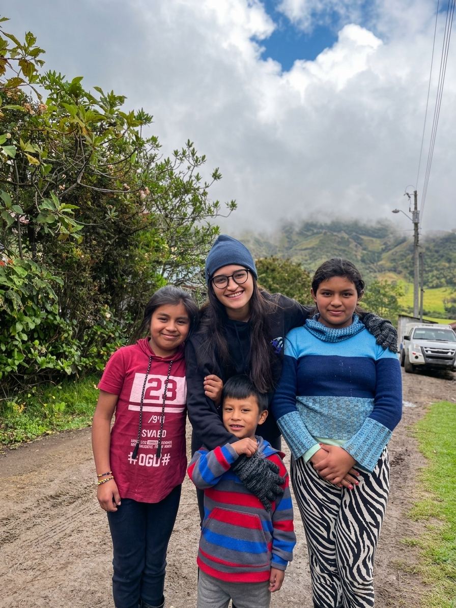 Kelly con los niños de la familia que visitó en Huasipamba