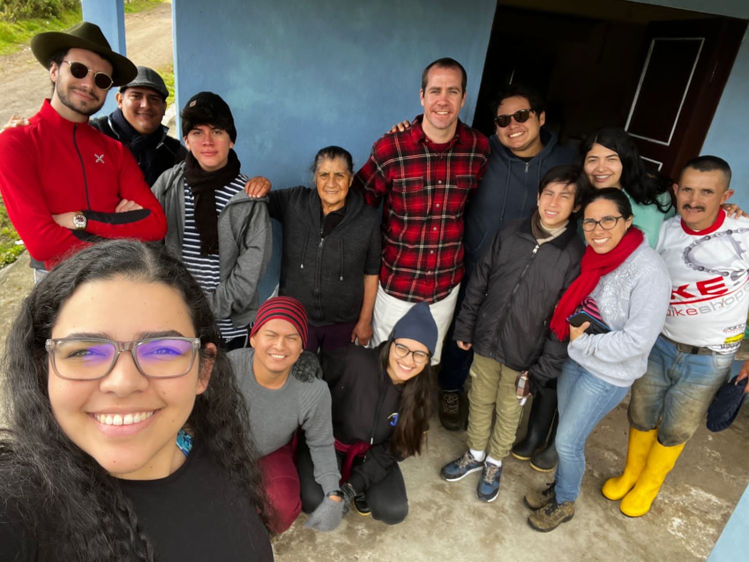 Misioneros y la familia visitada frente a su casa en Huasipamba
