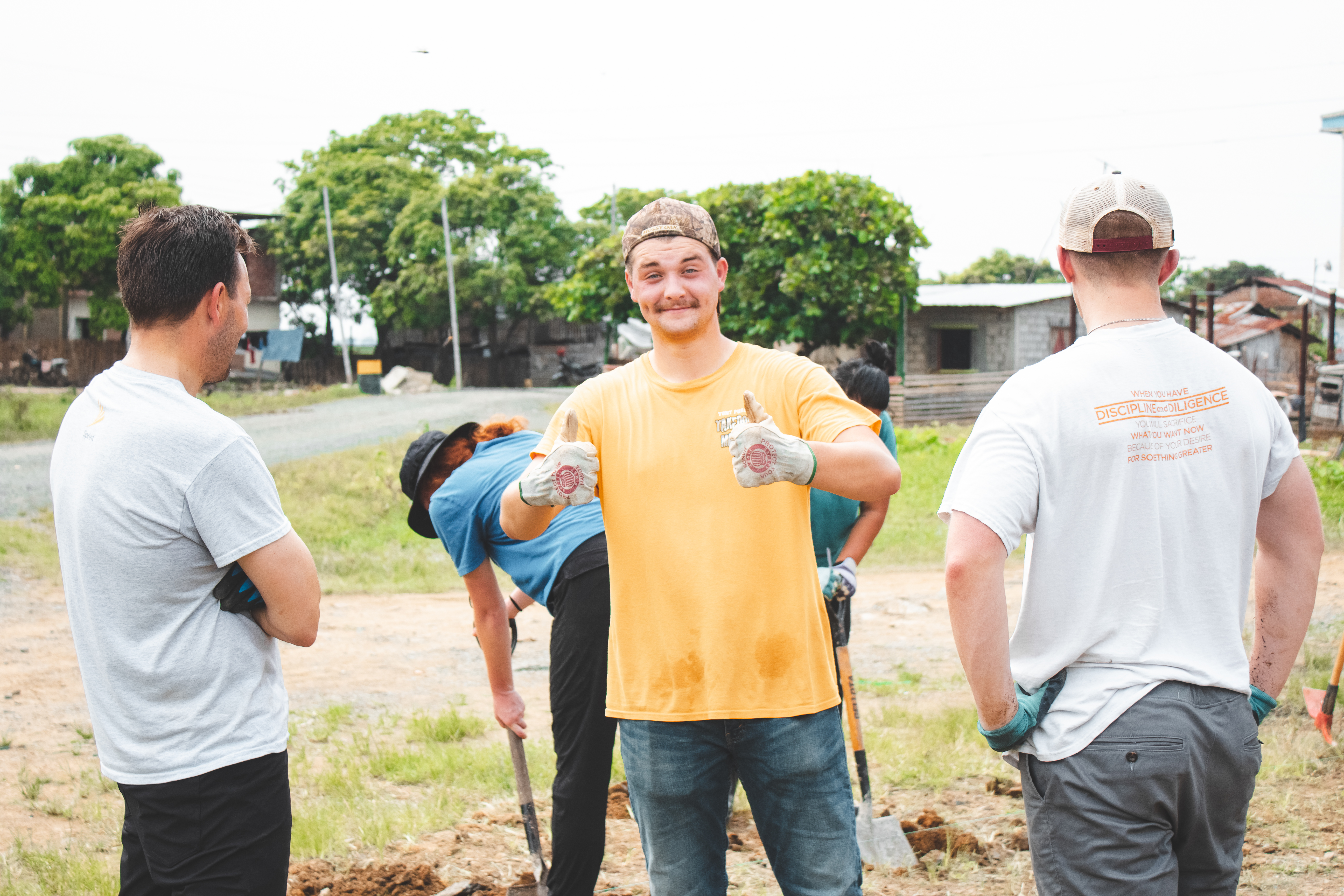 Voluntarios construyendo junto a la comunidad