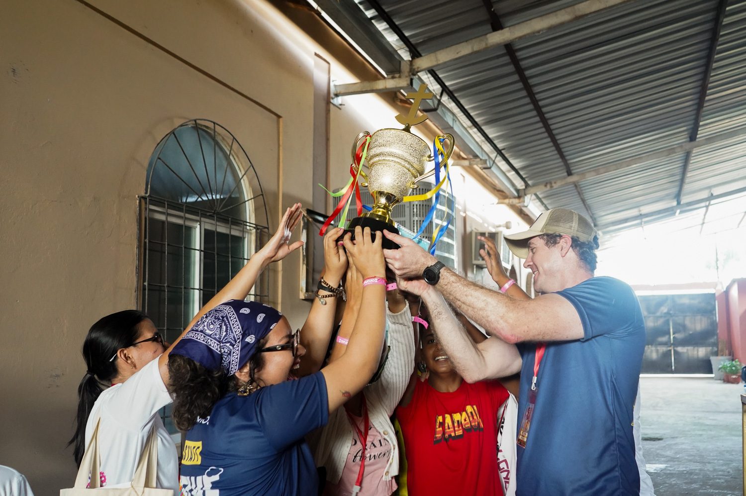 Jóvenes levantando juntos la copa al cierre de un congreso