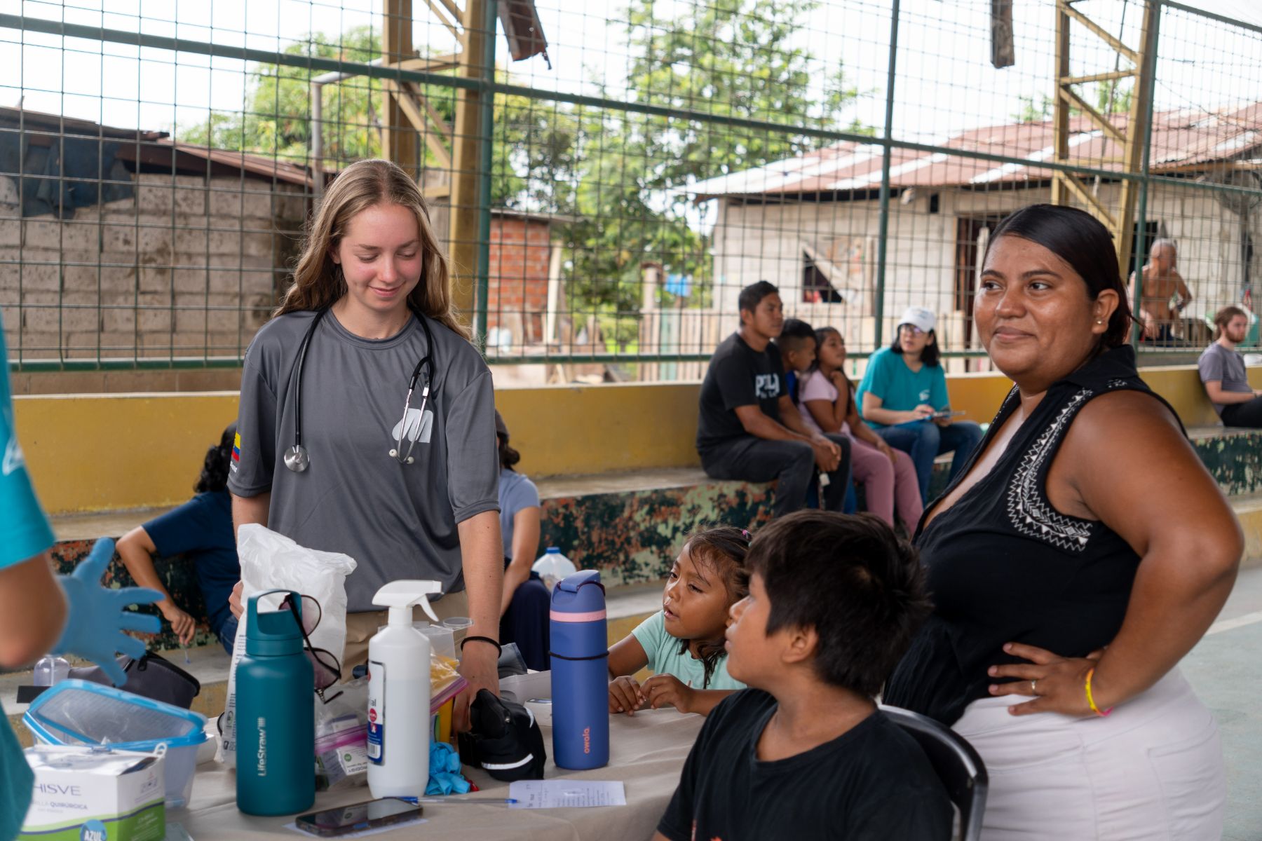 Voluntaria conversando con una madre de la comunidad durante la consulta