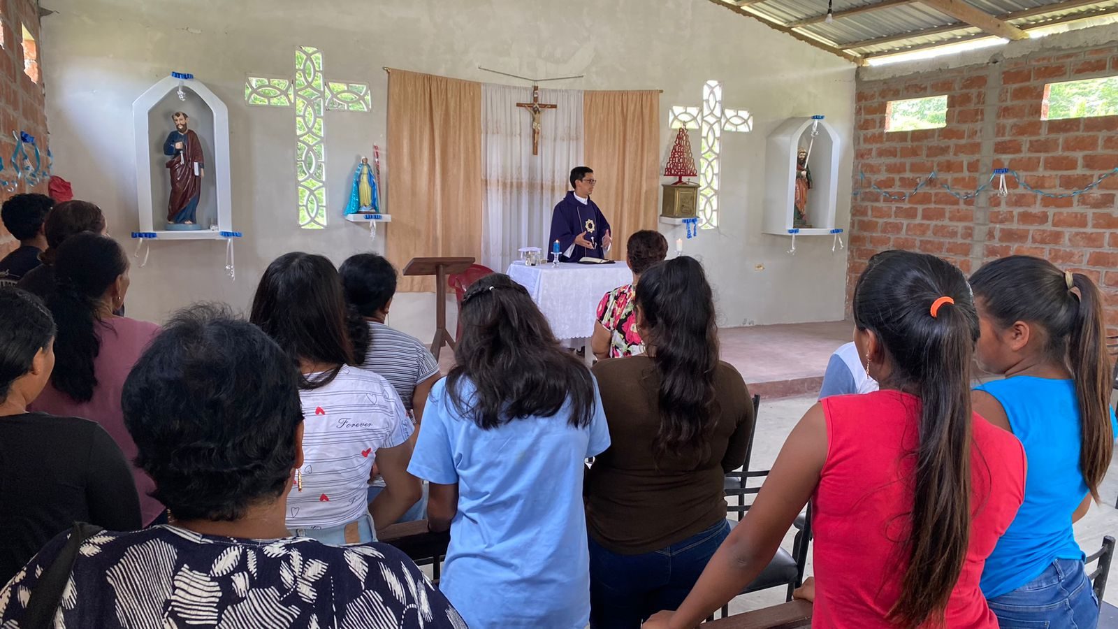 Comunidad reunida en la capilla durante una jornada de formación