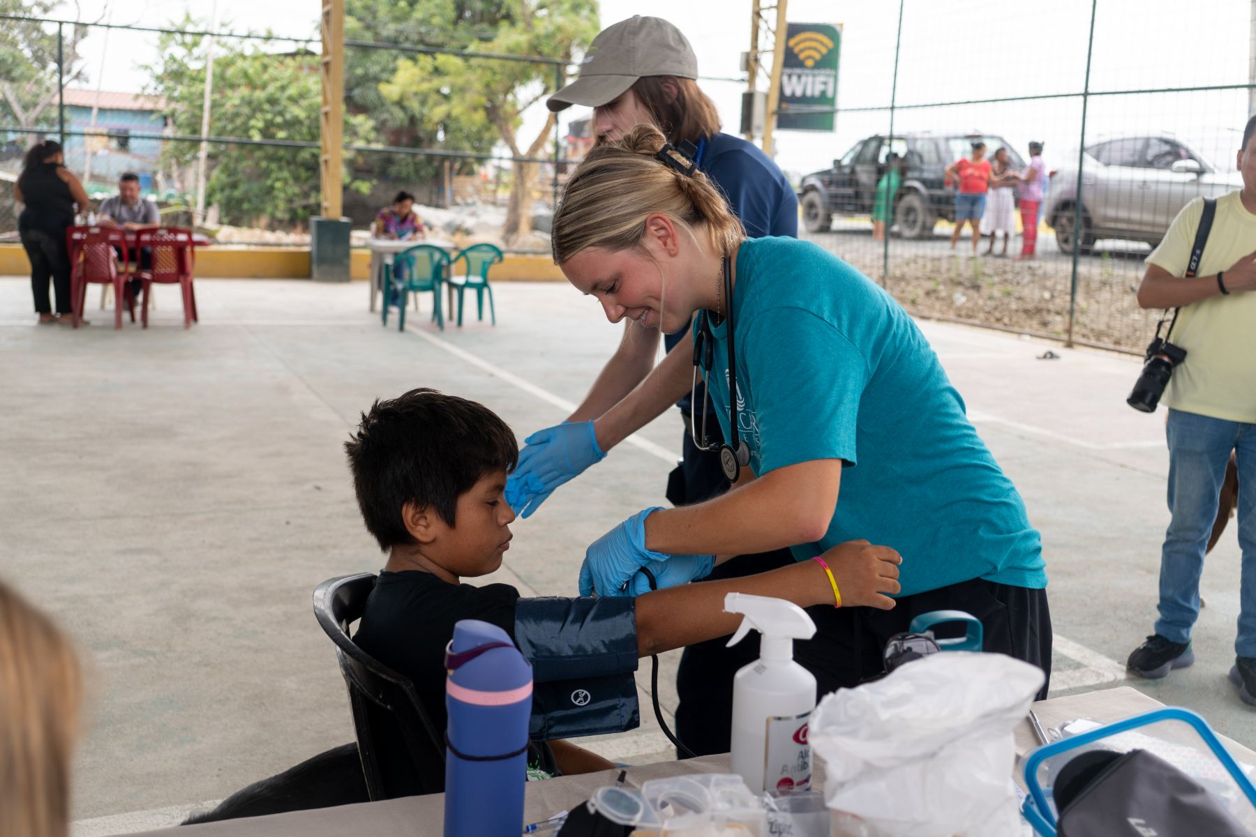 Voluntaria tomando la presión a un niño