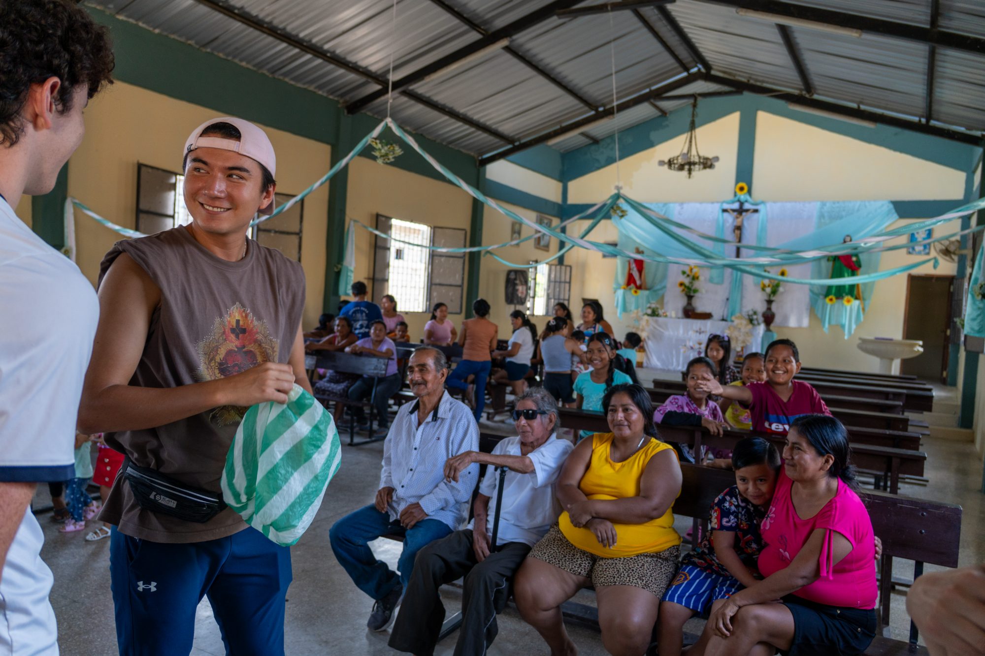 Comunidad reunida en la capilla durante la entrega de canastas navideñas