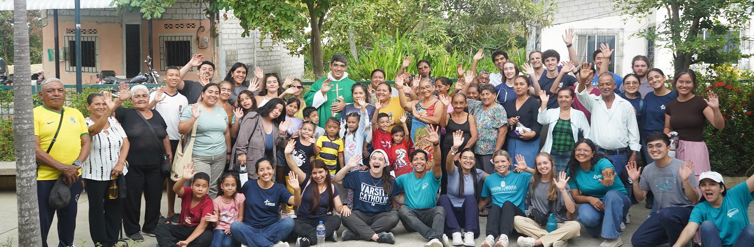 Comunidad y misioneros de Misiones Ecuador saludando junto al sacerdote al cierre de una misión